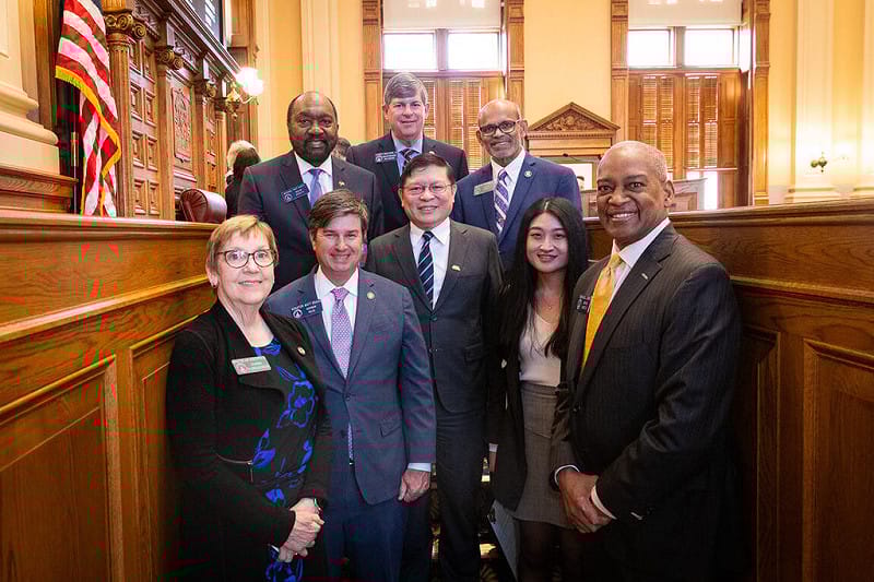 駐亞特蘭大辦事處處長林主恩（中）9日受邀至喬治亞州參議會演講，並與多位參議員合影。&nbsp;&nbsp;&nbsp;圖：駐亞特蘭大辦事處提供