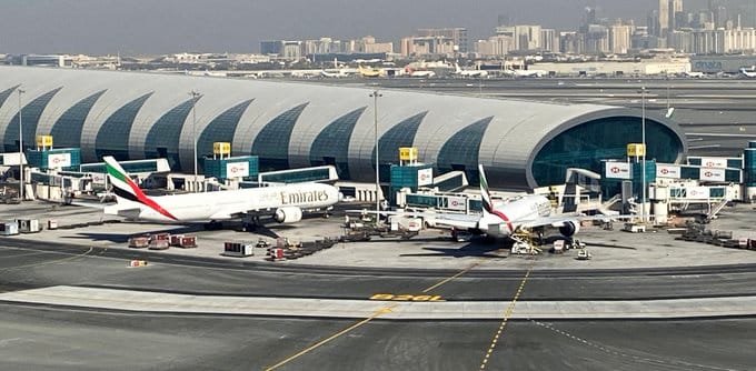 杜拜方面也宣稱伊朗對該國國際機場發起襲擊，導致 4 人受傷。&nbsp;&nbsp;&nbsp;圖：翻攝自 @CEOBriefing X帳號