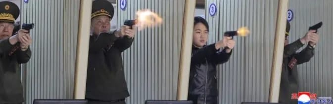  北韓軍人試射手槍。 圖 : 翻攝自朝中社 