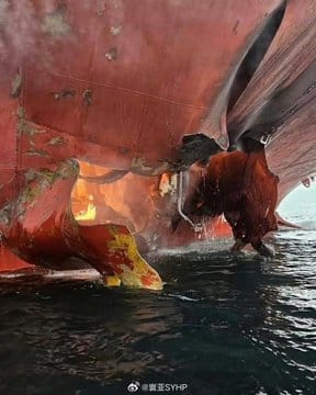 該船隻船體破了一個大洞，網友分析相關襲擊行動可能與伊朗當局布置的水雷有關。&nbsp;&nbsp;&nbsp;圖：翻攝自 @whyyoutouzhele X 帳號