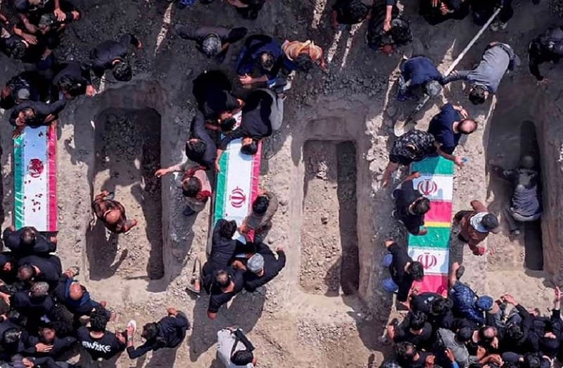 伊朗今天 ( 12 ) 日舉行高層集體國葬，埋葬自2月28日美以史詩憤怒行動以來陣亡的將領。 &nbsp;&nbsp;&nbsp;圖 : 翻攝自 X / 極光