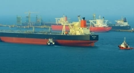  荷姆茲海峽遭伊朗封鎖，大批油輪等待通過。 圖 : 翻攝自環球時報 