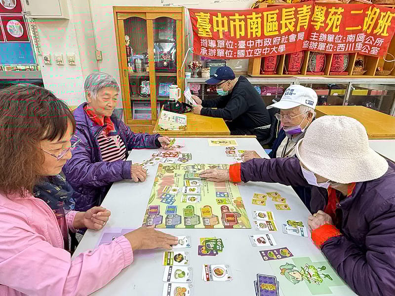 中山醫大導入桌遊方式，教導社區長輩認識三餐營養要素。&nbsp;&nbsp;&nbsp;圖：中山醫大/提供 