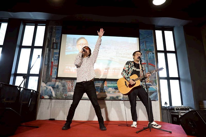 董事長樂團吉董（左）、白董（右）演唱童子瑋競選主題曲《只為台灣頭》，創作靈感來自「基隆人的一天」。&nbsp;&nbsp;&nbsp;圖：取自童子瑋臉書