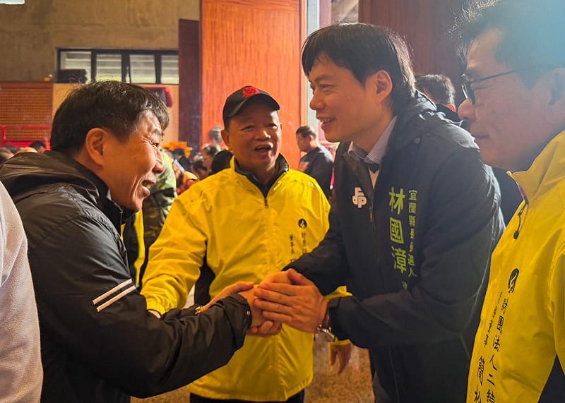 民進黨宜蘭縣長提名人林國漳在二結王公廟與民眾互動。&nbsp;&nbsp;&nbsp;圖：翻攝自林國漳臉書（資料照）