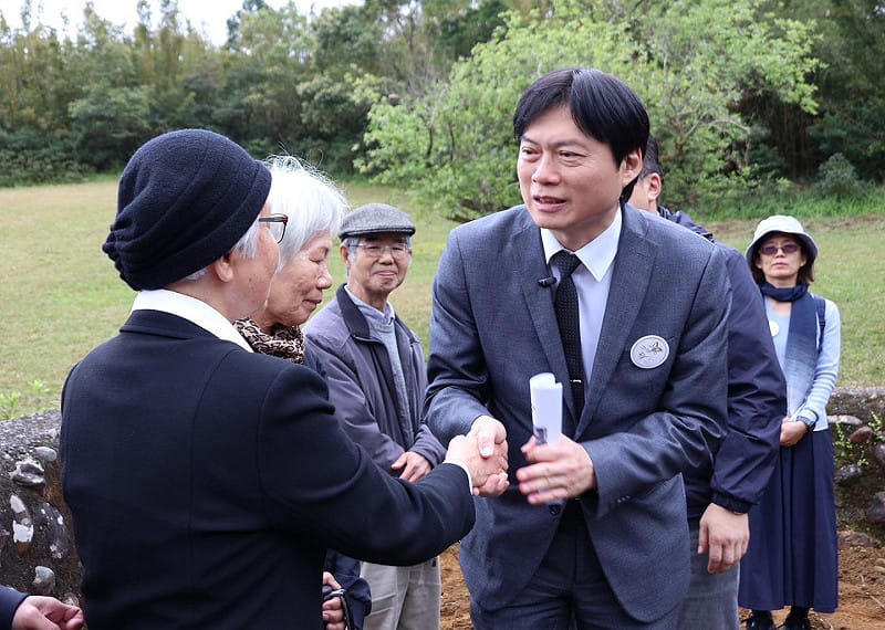 在228這一天，林國漳在墓地追思並向方素敏表達慰問之意。&nbsp;&nbsp;&nbsp;圖：翻攝自林國漳臉書（資料照）