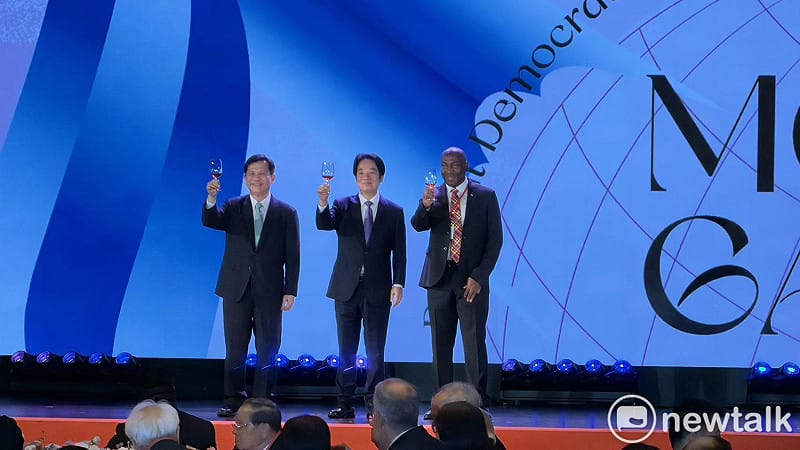 賴清德與外交部長林佳龍、駐台使節團團長聖露西亞駐台大使路易斯（H.E. Ambassador Robert Kennedy Lewis）祝酒。&nbsp;&nbsp;&nbsp;圖：高逸帆／攝