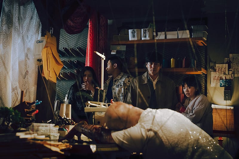 因啟動招鬼遊戲，眾人陷入死亡迴戰，左起睦媄、初孟軒、嚴正嵐、涂善存。&nbsp;&nbsp;&nbsp;圖：網銀國際影視／提供