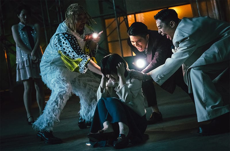 在大學同學訂婚派對上，眾人起鬨挑戰「鬼牽手」遊戲。&nbsp;&nbsp;&nbsp;圖：網銀國際影視／提供