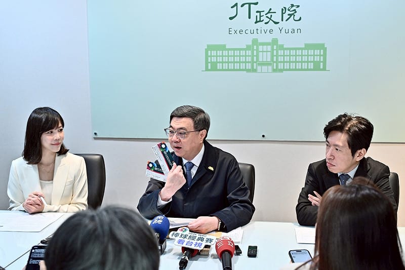 行政院長卓榮泰今（13）天在秘書長張惇涵和發言人李慧芝的陪同下，由發言人室連絡部份媒體在政院記者室公布赴日的相關單據。&nbsp;&nbsp;&nbsp;圖：行政院提供