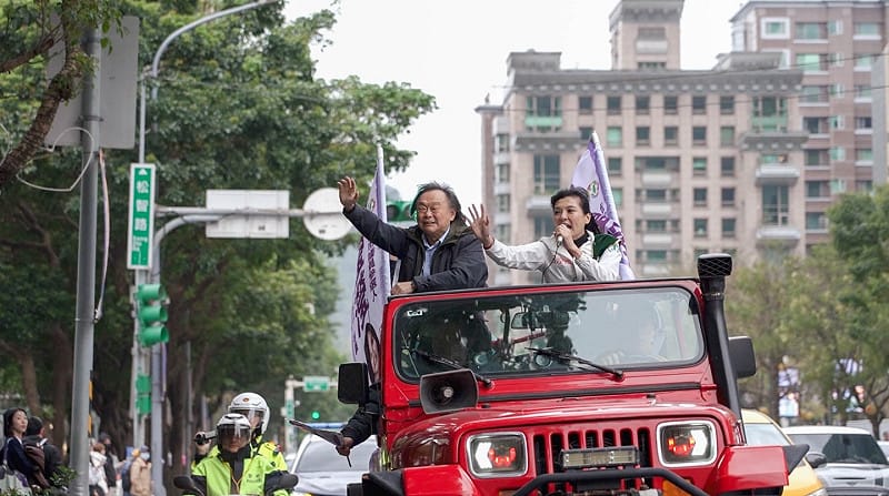 民進黨立委王世堅（左）、民進黨台北市議員參選人呂瀅瀅（右）。&nbsp;&nbsp;&nbsp;圖：翻攝呂瀅瀅臉書