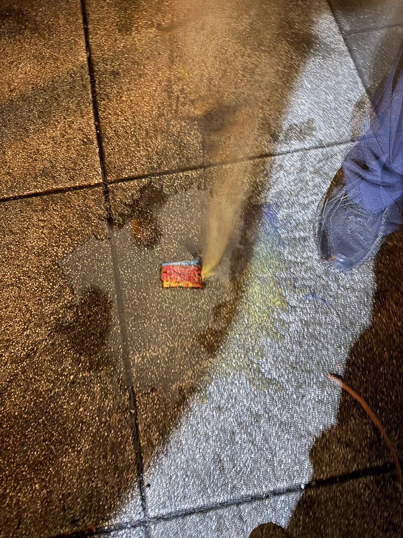 「 圖伯特(西藏)抗暴日 67 週年」燭光祈福晚會，遭不明男子投擲一枚產生濃煙的不明物體干擾活動。&nbsp;&nbsp;&nbsp;圖：主辦單位提供