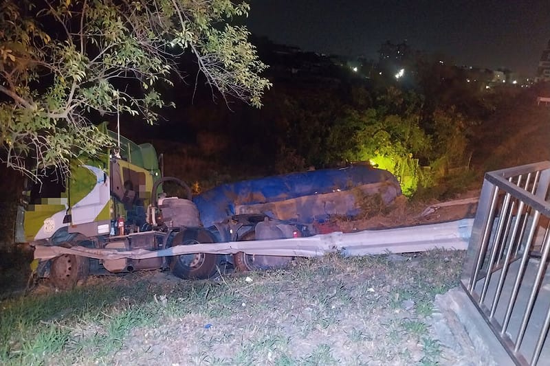 1輛營業半聯結車13日清晨，行經國道1號北向台南仁德路段，不明原因衝落邊坡，幸未造成人員傷亡。（國道警方提供）中央社記者楊思瑞台南傳真  115年3月13日&nbsp;&nbsp;&nbsp;