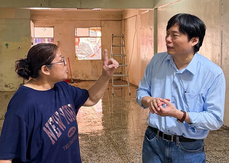 林國漳親赴鳳凰颱風災民家中慰問災情。 圖：翻攝林國漳臉書（資料照） 