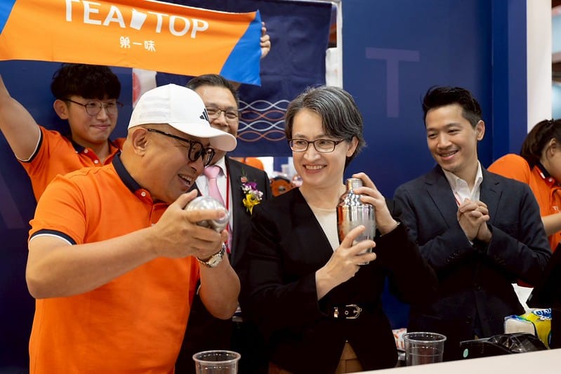  蕭美琴體驗製作珍珠奶茶。 圖：總統府提供 