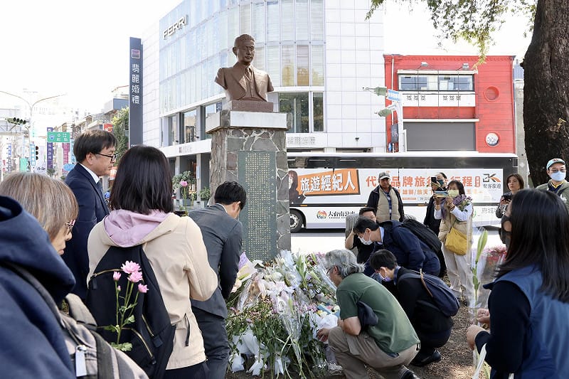 為紀念228事件中保護台南市民而挺身犧牲的律師湯德章，今日由台南市湯德章紀念協會在湯德章紀念公園舉辦追思活動。台南市長黃偉哲出席致意，與台日來賓及各界代表共同緬懷湯德章律師犧牲小我的正義與勇氣。&nbsp;&nbsp;&nbsp;圖：台南市政府提供