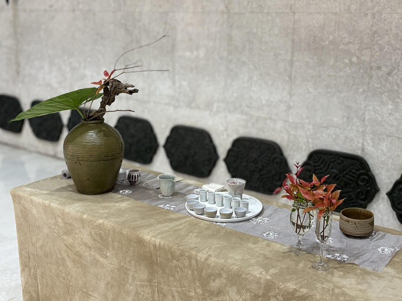 今年主題訂為「春光入盞 府城茗」，因為每年此時春意正濃，風光明媚、百花盛開，茶師們將為來賓奉上最香醇的台灣佳茗，讓來賓在林蔭下悠閒享受迷人的茶香，聆聽美妙的樂音，在美好的心靈饗宴中度過一個幸福的午后時光。&nbsp;&nbsp;&nbsp;圖：黃博郎／攝