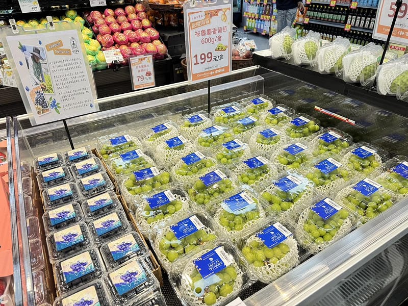 為慶祝文賢店開幕，多樣商品買一送一，有機牛蕃茄買一送一、藍鑽蝦買一送一平均一件74.5元、秘魯麝香葡萄600g一盒199元，草莓1.5公斤一籃299元限量100籃等以及會員限定好禮、限時瘋狂價等多項優惠，&nbsp;&nbsp;&nbsp;圖：家樂福超市提供