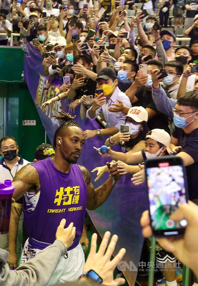 2022年11月20日T1聯盟進行桃園永豐雲豹與台中太陽賽事，大批球迷湧入球場爭睹「魔獸」霍華德（前左）。（中央社檔案照片）&nbsp;&nbsp;&nbsp;
