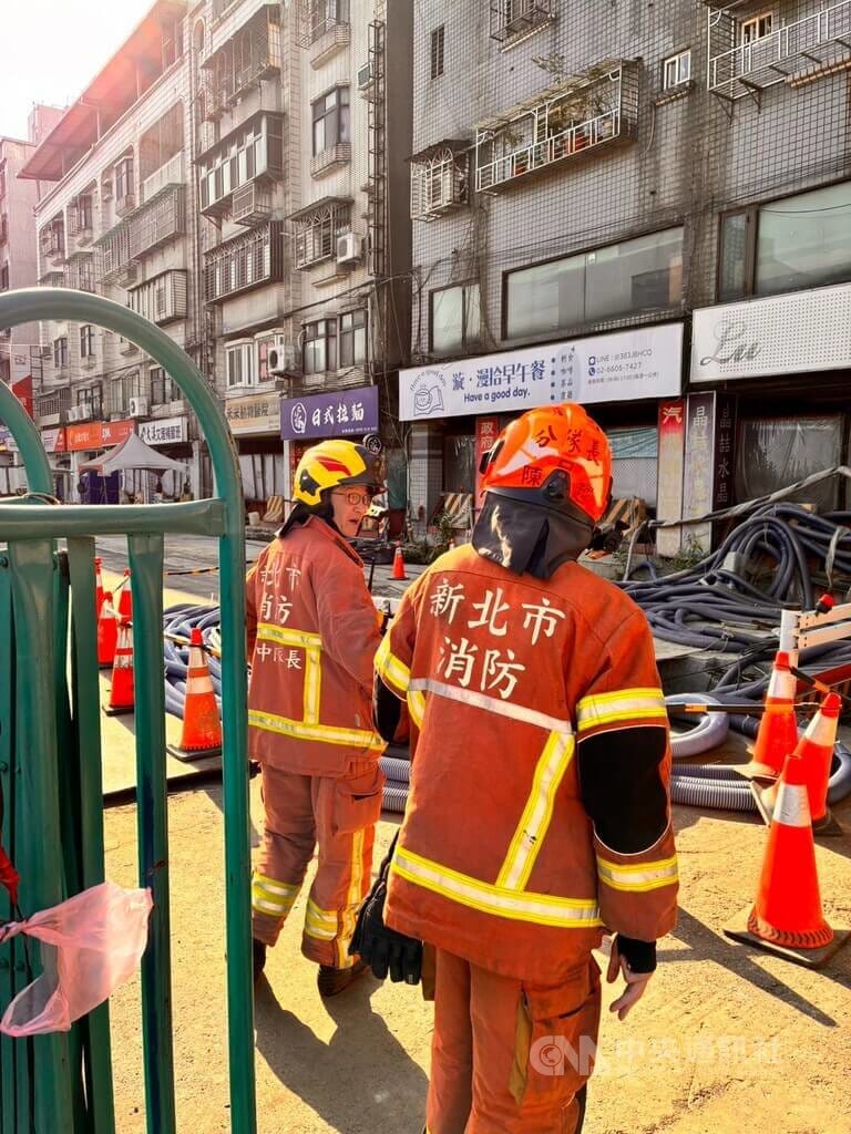 新北市土城區金城路三段13日下午傳出捷運工程施工不慎挖破瓦斯管線，消防人員到場警戒，並配合瓦斯公司施工，以確保周邊安全。（翻攝畫面）中央社記者黃旭昇新北市傳真　115年3月13日&nbsp;&nbsp;&nbsp;