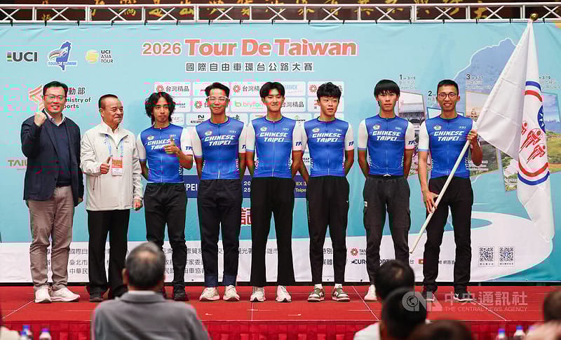 2026國際自由車環台公路大賽記者會13日在台北市政府舉行，運動部次長鄭世忠（左）出席為台灣隊授旗，中華民國自由車協會秘書長李開志（左2）、台灣隊教練劉家良（右）、選手盧紹軒（左3）、洪坤弘（左4）等人出席。中央社記者張新偉攝　115年3月13日&nbsp;&nbsp;&nbsp;