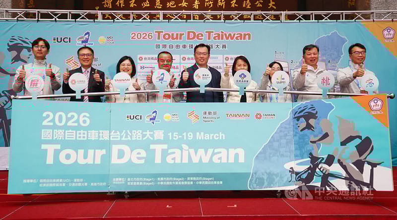 2026國際自由車環台公路大賽15日將登場，13日在台北市政府舉行賽前記者會，運動部次長鄭世忠（右5）、中華民國自由車協會秘書長李開志（左4）、客委會副主委廖育珮（右4）、觀光署副署長黃荷婷（左3）、貿協副秘書長周秀隆（左2）等人出席啟動儀式，為比賽揭開序幕。中央社記者張新偉攝　115年3月13日&nbsp;&nbsp;&nbsp;