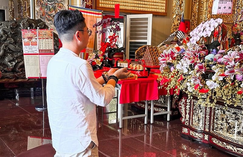 劉柱均在神明前連續博得15聖筊。&nbsp;&nbsp;&nbsp;圖：孫家銘翻攝