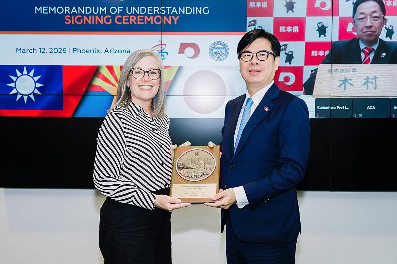 陳其邁(右)致贈客製化城市銘版予霍布斯(左)，象徵合作新里程碑。&nbsp;&nbsp;&nbsp;圖：高雄市政府/提供