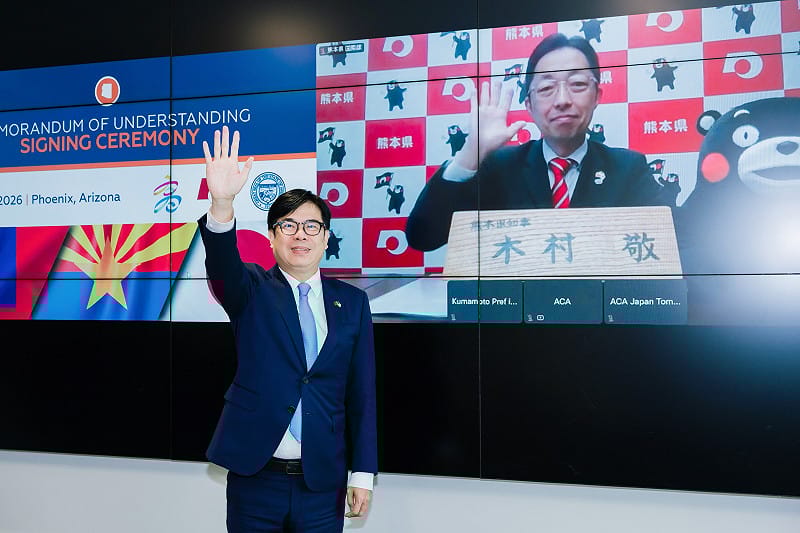 陳其邁(左)向線上出席的木村敬揮手致意。&nbsp;&nbsp;&nbsp;圖：高雄市政府/提供