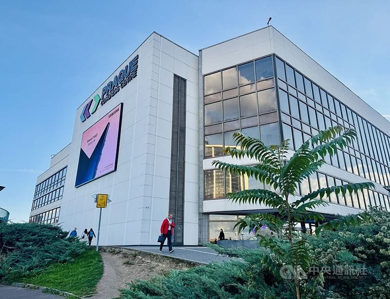 布拉格會議中心建於捷克斯洛伐克共產時期，如今是捷克舉辦舞會、音樂會、國際論壇與企業活動的重要場所。這裡也是舉辦「公元兩千論壇」的重要場地，2024年前總統蔡英文在此發表演說。中央社記者劉郁葶布拉格攝　115年3月14日&nbsp;&nbsp;&nbsp;