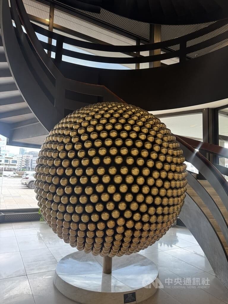 布拉格會議中心充滿藝術巧思。安置於旋轉樓梯旁的黃銅雕塑「太陽」，在日光與夜間路燈映照下折射出光芒，營造豐富的光影變化，為空間增添美感。中央社記者劉郁葶布拉格攝　115年3月14日&nbsp;&nbsp;&nbsp;