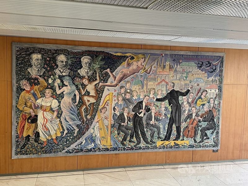 布拉格會議中心珍藏多件大型掛毯。「音樂布拉格」（Musical Prague）織入多座劇院圖像，以及3位捷克重要作曲家——史麥塔納（Bedřich Smetana）、德佛札克（Antonín Dvořák）與楊納傑克（Leoš Janáček）。中央社記者劉郁葶布拉格攝　115年3月14日&nbsp;&nbsp;&nbsp;