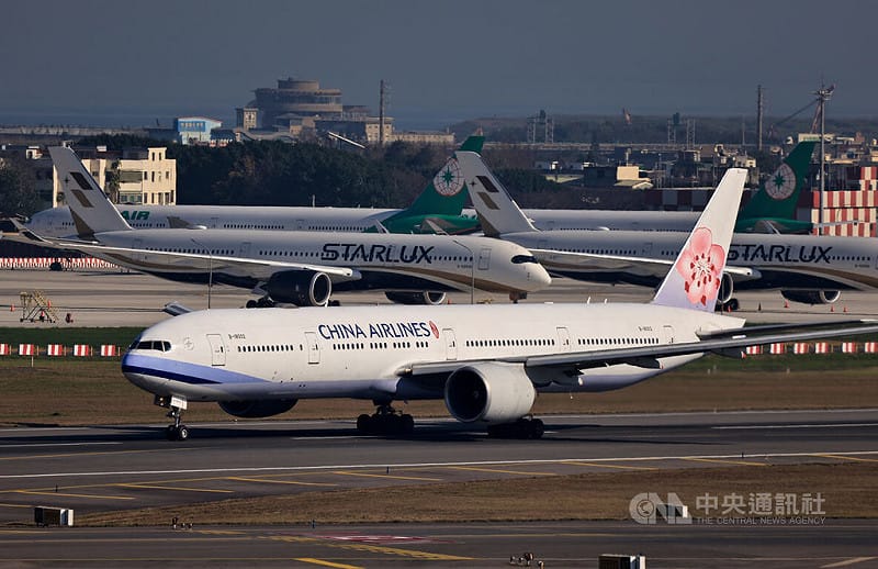 3家國籍航空近日陸續調漲訂位服務費，長榮航空股份有限公司、中華航空股份有限公司每航段調漲為28美元，分別在3月1、17日起實施，星宇航空股份有限公司預計4月起調漲，未來將收30美元。圖為115年2月16日華航、長榮及星宇航空航機於桃園國際機場同框畫面。中央社記者黃名璽攝 115年3月14日&nbsp;&nbsp;&nbsp;