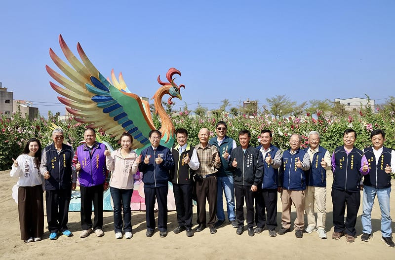 每年春季正逢學甲蜀葵花繽紛綻放，今年蜀葵景觀專區廣達2.6公頃，更首度構築多層次的五彩花毯，歡迎全國民眾利用假期走訪學甲，感受花海與在地農漁產業結合的獨特魅力。&nbsp;&nbsp;&nbsp;圖：台南市政府提供