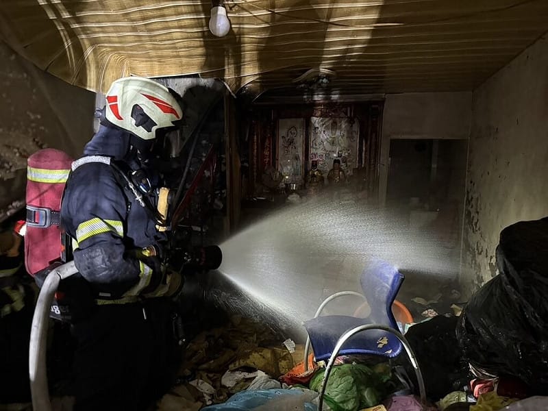 基隆市八德路一間透天厝的2樓15日凌晨發生火警，消防員抵達時已全面燃燒，火勢撲滅後消防員入內清查，發現室內堆放大量雜物，確切起火原因待消防局釐清。（讀者提供）中央社記者王朝鈺傳真 115年3月15日&nbsp;&nbsp;&nbsp;