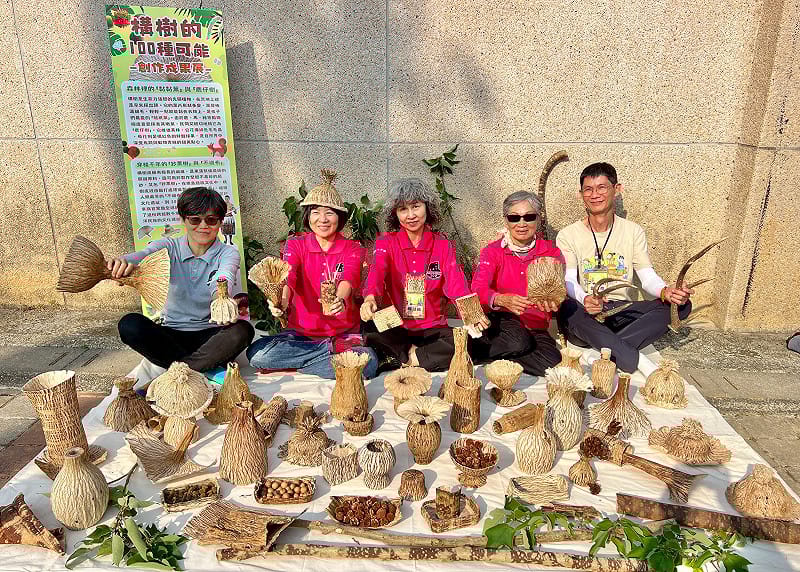 園區志工以構樹皮進行藝術創作。&nbsp;&nbsp;&nbsp;圖：高雄市觀光局/提供