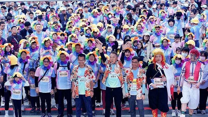 謝麟兒理事長穿著花襯衫領跑變裝組選手。&nbsp;&nbsp;&nbsp;圖：台中市政府/提供 