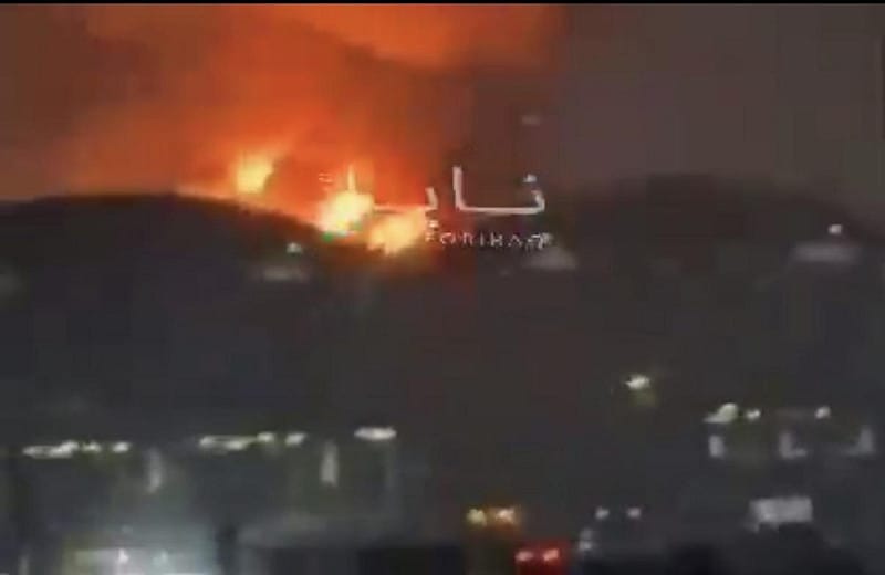 除了美國駐伊拉克大使館遭襲擊,北部埃爾比勒煉油廠也遭空襲釀大火。 圖:翻攝自 X@Globalsurv 除了美國駐伊拉克大使館遭襲擊,北部埃爾比勒煉油廠也遭空襲釀大火。 圖:翻攝自 X@Globalsurv