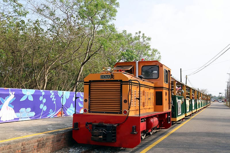 「烏樹林休閒園區」是鐵道迷與親子旅遊的熱門景點。園區被譽為五分車的故鄉，蘭展期間推出每日14班往返蘭展會場的限定專線，讓遊客搭乘復古台糖小火車，在悠閒節奏中感受糖鐵文化與歷史風貌，是兼具文化與教育意義的特色體驗。&nbsp;&nbsp;&nbsp;圖：台南市政府提供