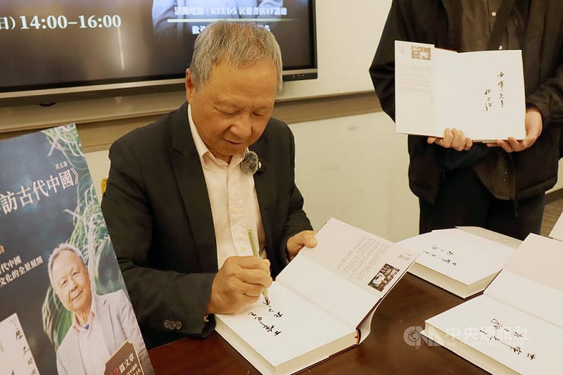 中研院院士杜正勝15日在台北出席「再訪古代中國」叢書的新書分享會，會後為讀者簽書。&nbsp;&nbsp;&nbsp;圖：中央社提供