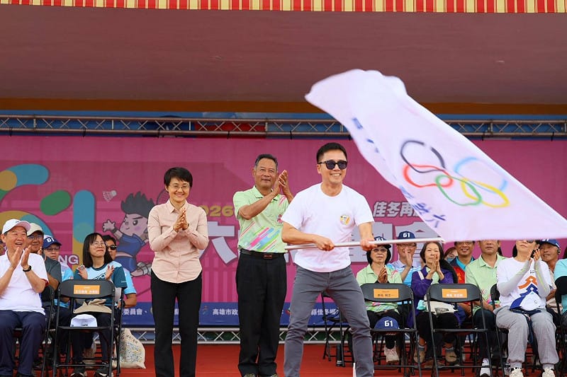 明年六堆運動會相約右堆高樹見，大會會旗交接由賴文一及古秀妃共同交接給高樹鄉長梁正翰(右)。&nbsp;&nbsp;&nbsp;圖：客家委員會/提供