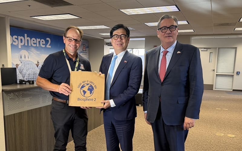 陳其邁(中)參訪美國Biosphere 2研究設施，由亞利桑那大學副校長Tomás Díaz de la Rubia(右)、設施主要負責人John Adams(左)介紹。&nbsp;&nbsp;&nbsp;圖：高雄市環保局/提供