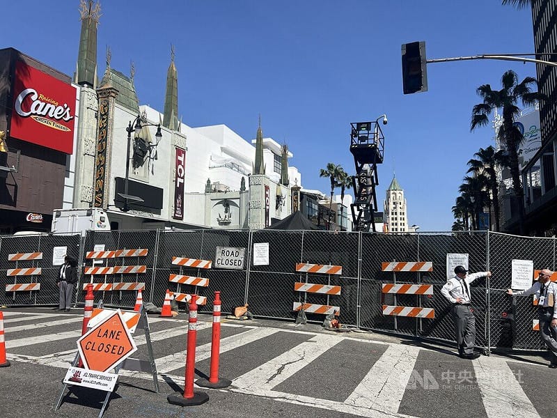 第98屆奧斯卡頒獎典禮在洛杉磯的好萊塢舉行，周邊道路封鎖，隨處可見路障與警察巡邏。中央社記者林宏翰洛杉磯攝 115年3月16日&nbsp;&nbsp;&nbsp;圖：中央社提供