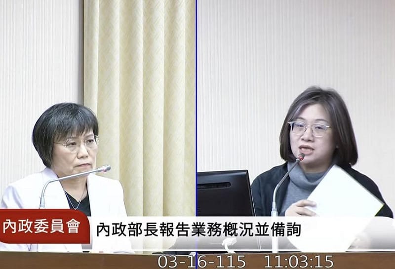 民進黨立委陳培瑜（右）今（16）日質詢內政部長劉世芳（左）。&nbsp;&nbsp;&nbsp;圖：擷取自 國會頻道