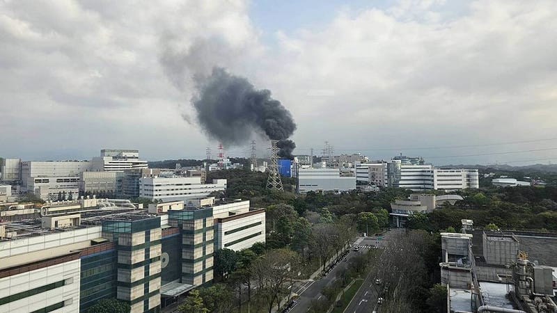 新竹市東區力行路上的台灣電力公司竹園超高壓變電所16日發生火警，造成2人受傷、1人呈現OHCA（到院前心肺功能停止），均已送往醫院治療。（讀者提供）中央社記者郭宣彣傳真　115年3月16日&nbsp;&nbsp;&nbsp;