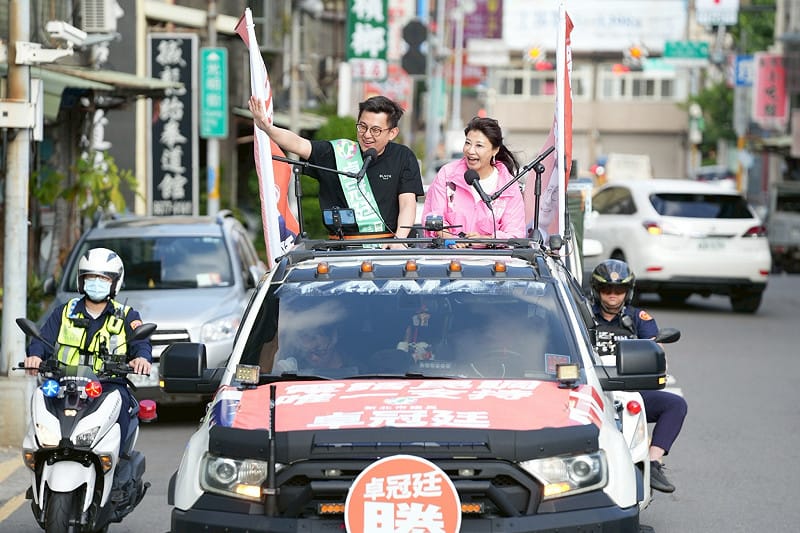 民進黨新北市議員卓冠廷16日啟動初選衝刺，首站車掃家鄉鶯歌，邀請立法委員林楚茵跨區助陣。&nbsp;&nbsp;&nbsp;圖：新北市議員卓冠廷辦公室提供