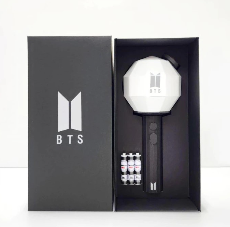 有殯葬業者趁著這陣回歸熱潮，推出紙紮版本的BTS手燈。&nbsp;&nbsp;&nbsp;圖：翻攝自蝦皮購物