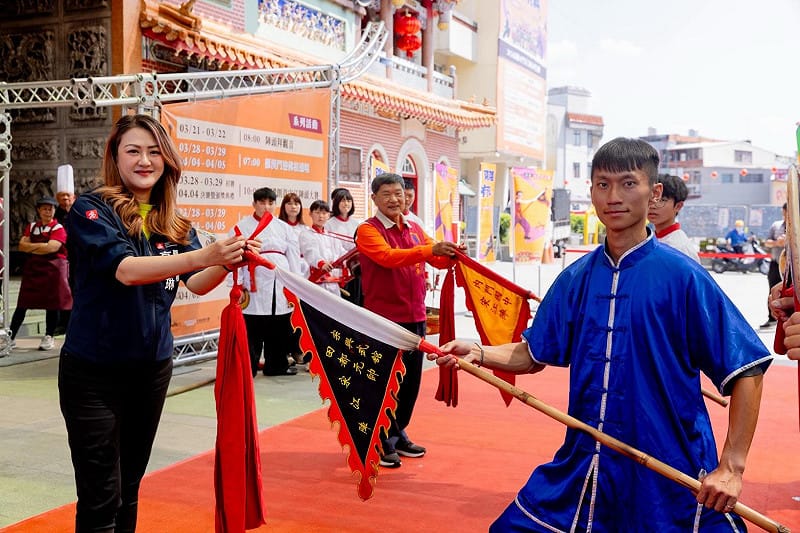 高閔琳(左一)、劉銀城(左二)共同為陣頭結綵，祈求活動平安順利。&nbsp;&nbsp;&nbsp;圖：高雄市觀光局/提供