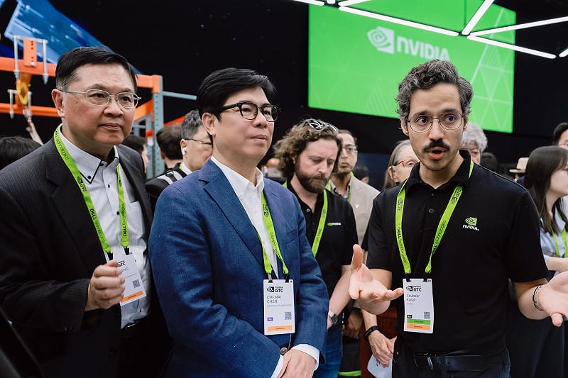 陳其邁(左二)參訪GTC大會展區，深入了解AI伺服器、雲端運算、智慧城市與邊緣AI等最新技術發展。&nbsp;&nbsp;&nbsp;圖：高雄市政府/提供