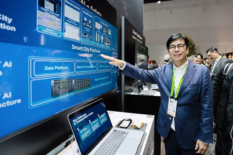 陳其邁(左二)參訪GTC大會展區，尋求高雄推動AI產業升級與深化合作的契機。&nbsp;&nbsp;&nbsp;圖：高雄市政府/提供